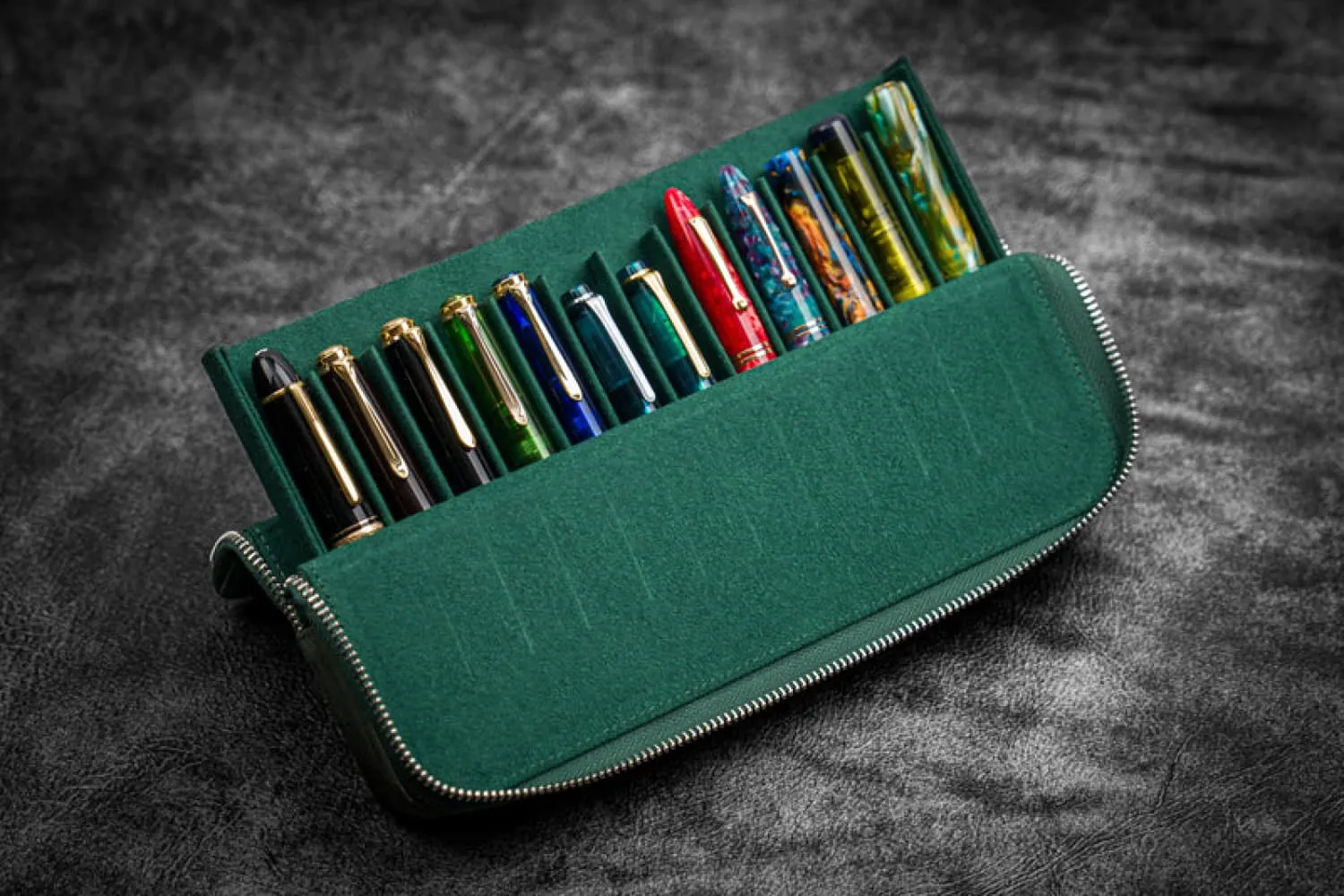 Galen Leather Zippered Magnum Opus Hard 12 Slots Pen Case in Crazy Horse Forest Green