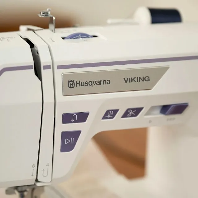 HUSQVARNA® VIKING® DESIGNER QUARTZ™ 29 Sewing & Embroidery Machine  🎄 Holiday Bundle