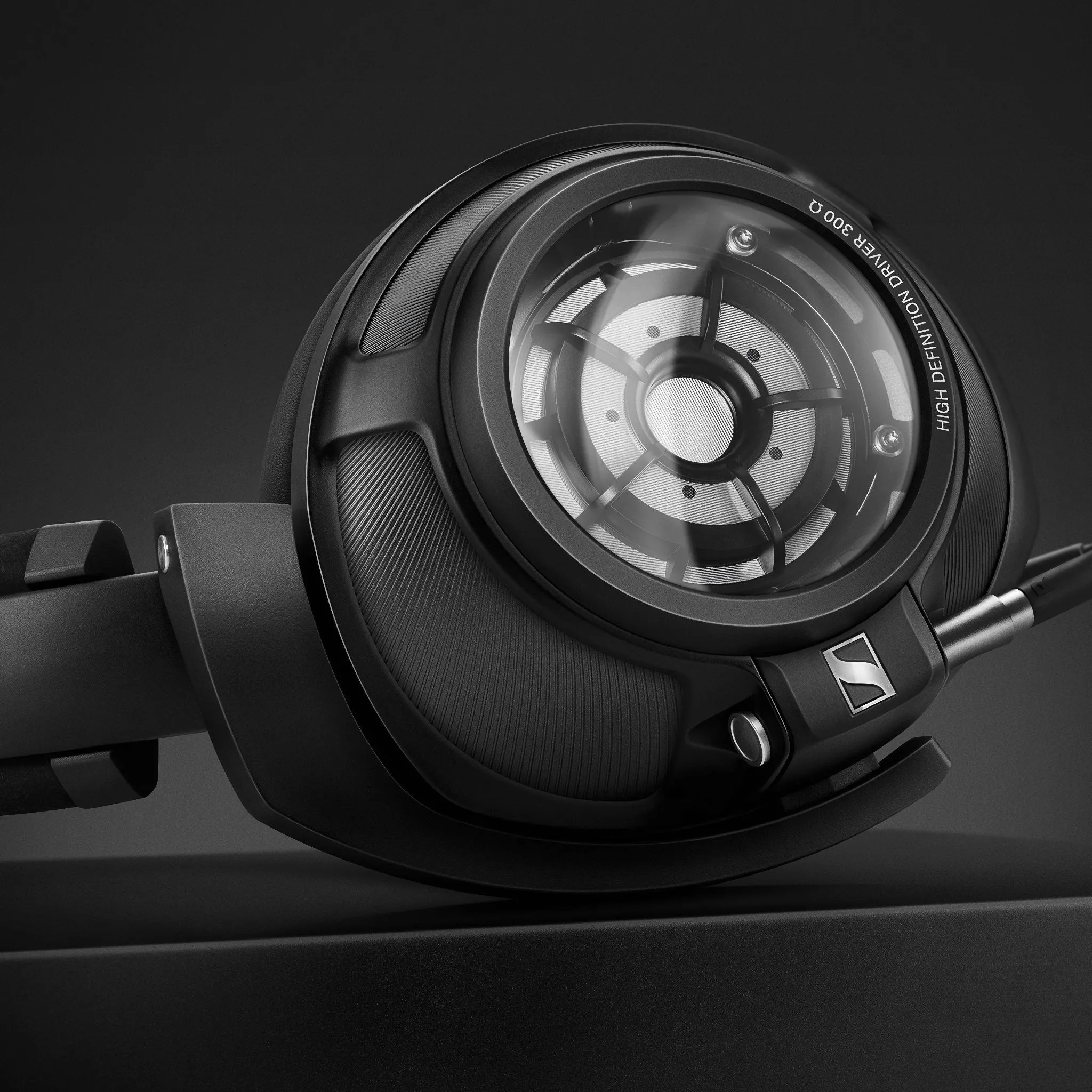 Sennheiser HD 820 | Closed-Back Dynamic Headphones